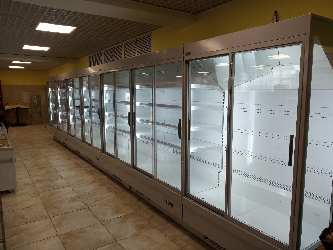 Фото Витрина пристенная ВИЛИЯ CUBE RD (желтый/графит)