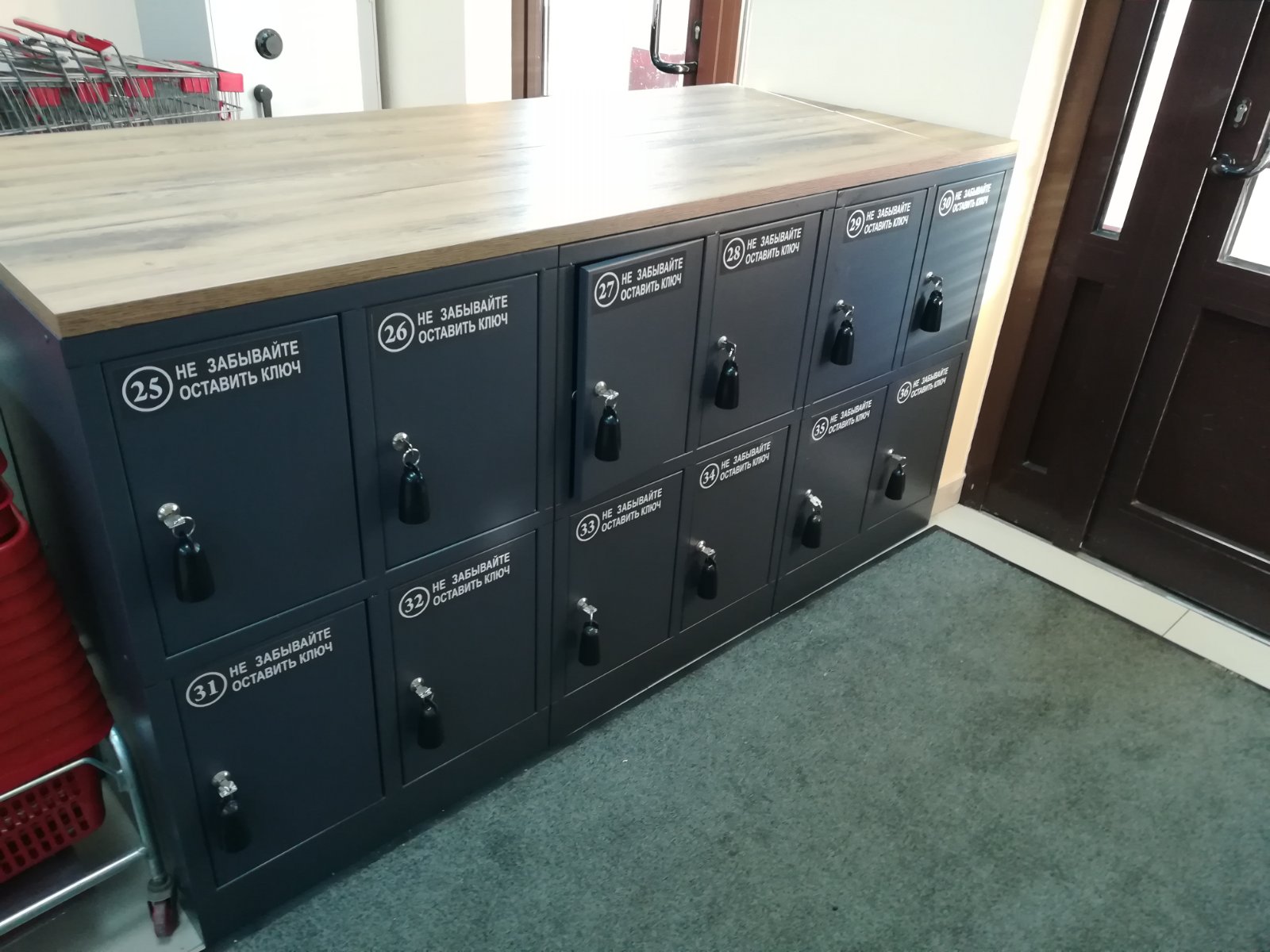 Камера хранения (шкаф металлический для хранения сумок)-упаковочный стол для магазина с 12 ячейками