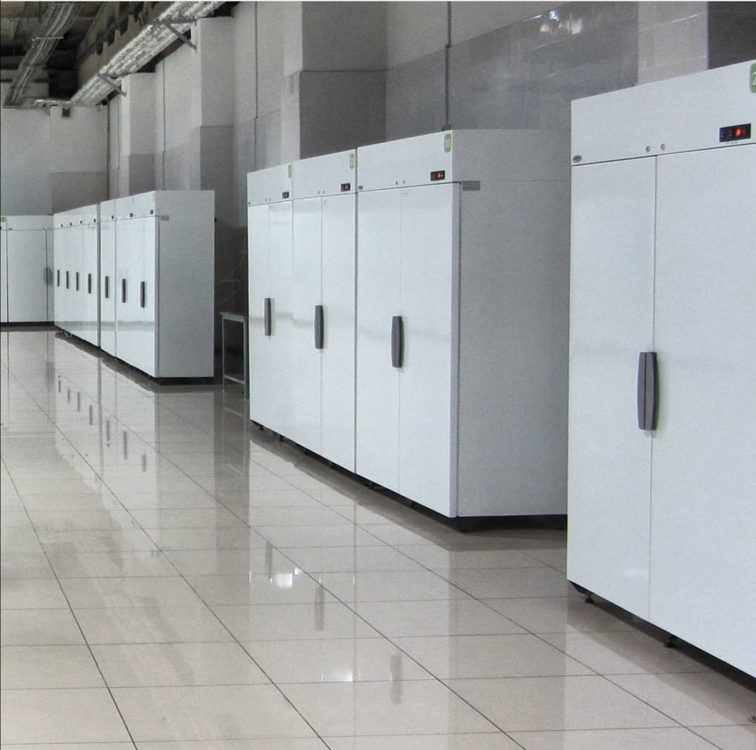 Торговый холодильник двухдверный Случь 1400 л с верхним расположением компрессора, цвет белый: фото