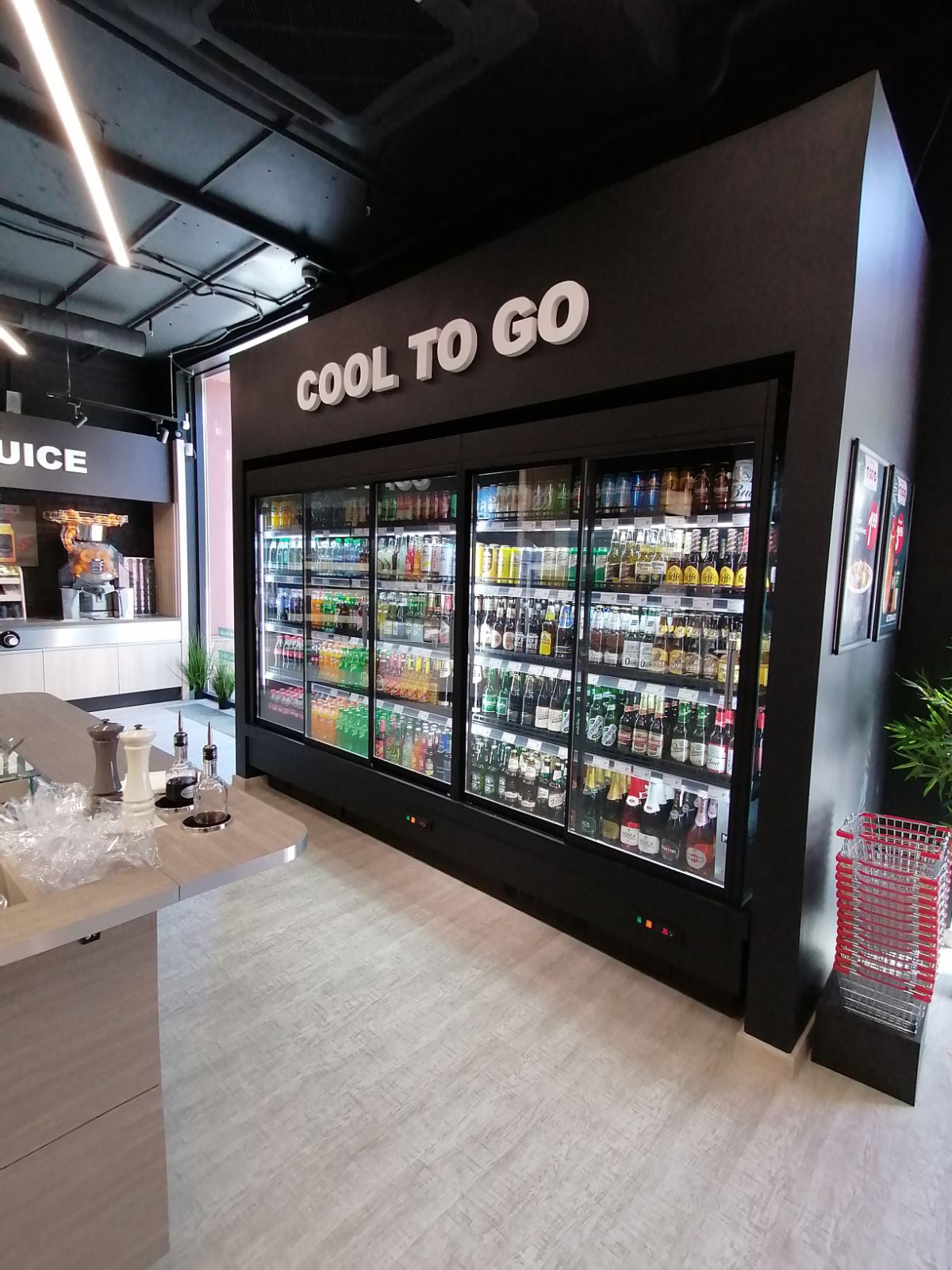 Фото Линия холодильных  пристенных витрин ВИЛИЯ  CUBE CUPE с  дверями-купе