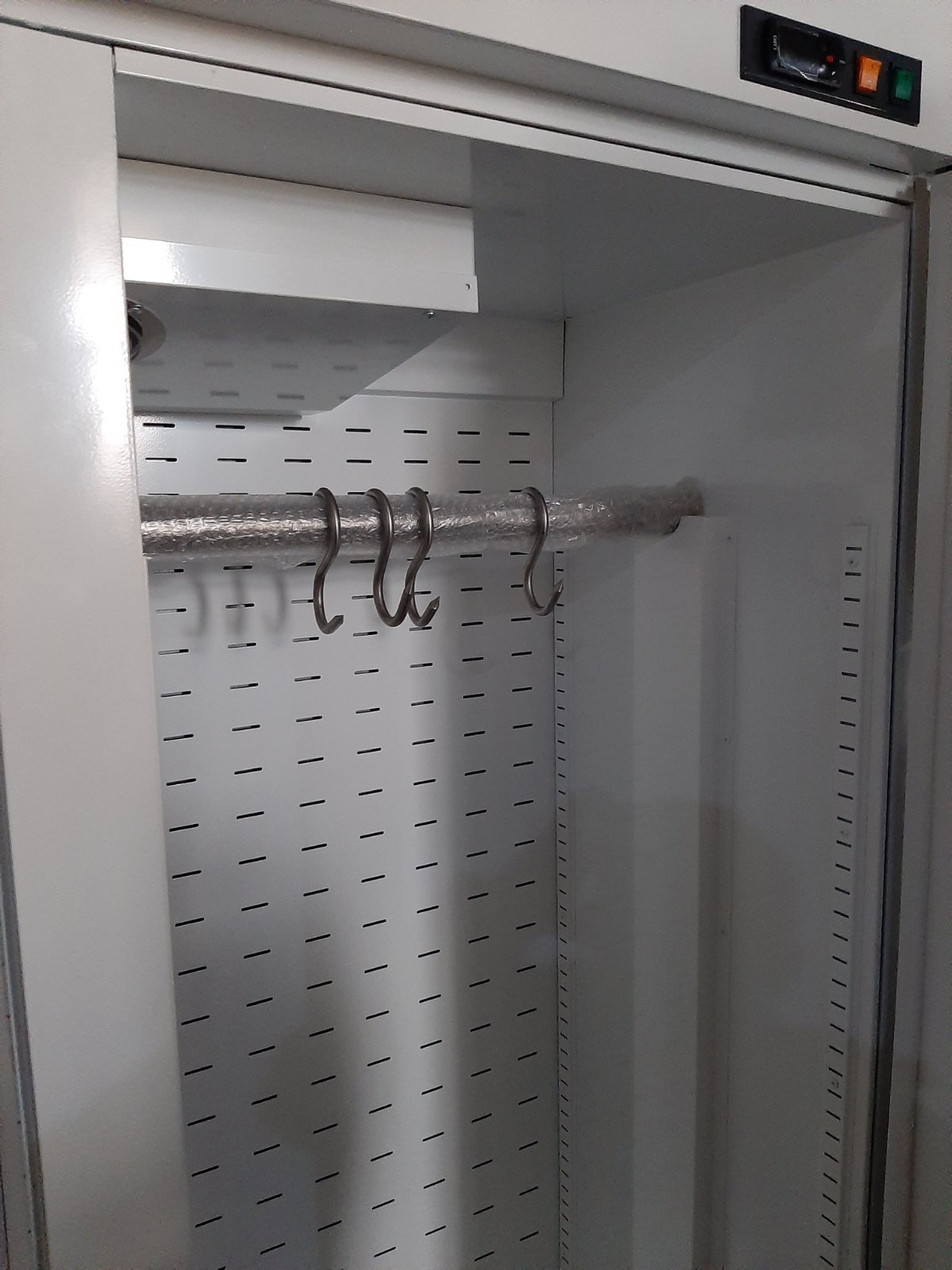 вешала с крюками для подвешивания мясных полутуш