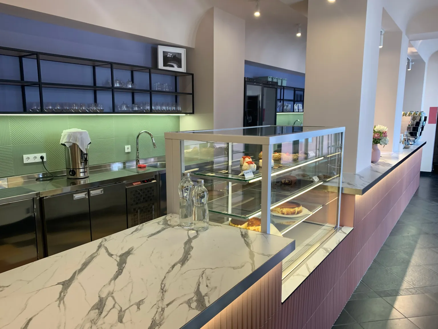 Витрина холодильная кондитерская СУЛА Премиум ВВ для магазинов, кондитерских - фото 3