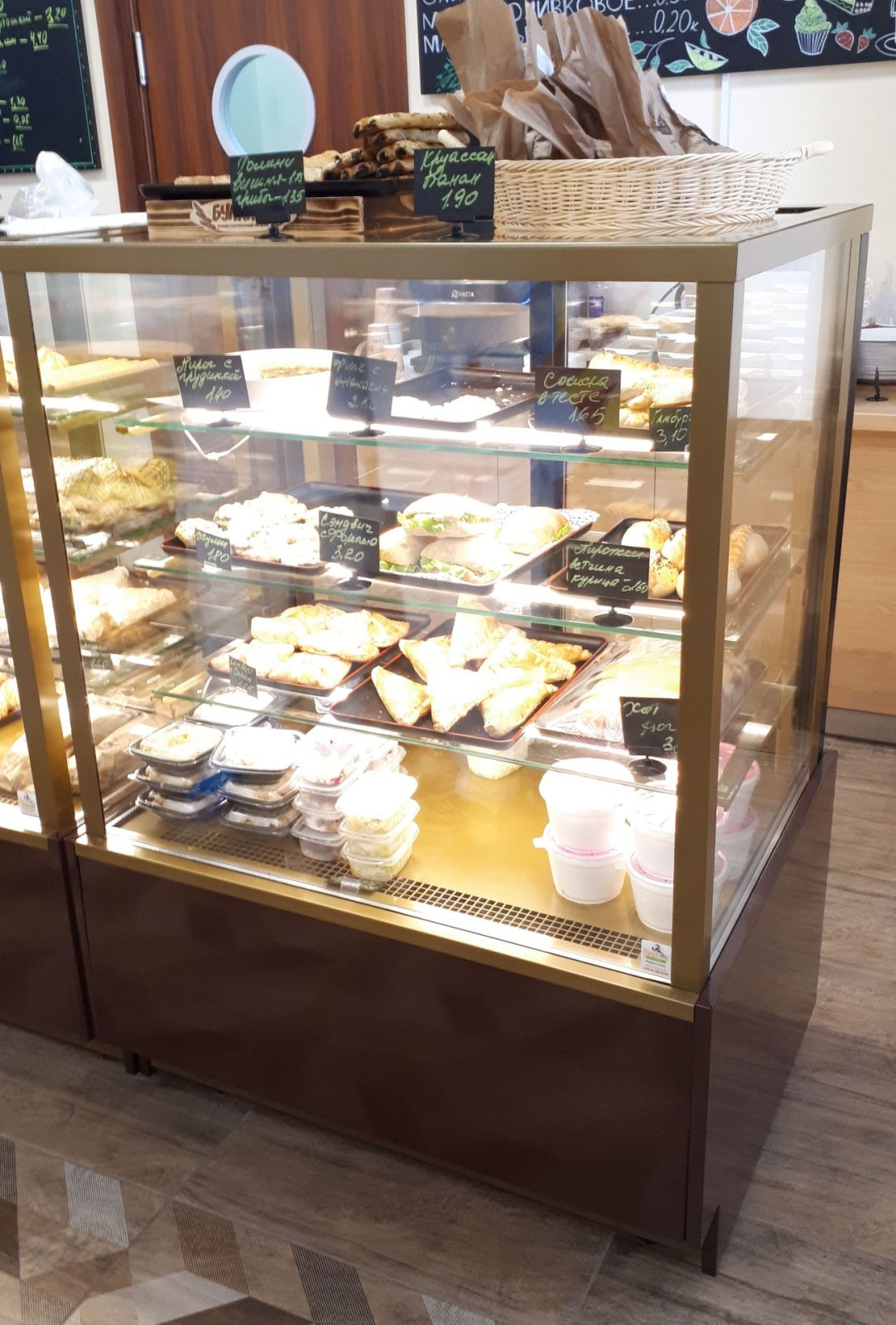 который соединяет верхнюю часть держателя и подставку